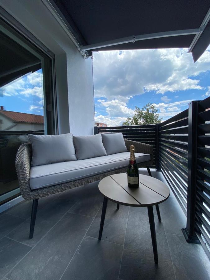 Apartmani Kumenat Biograd Na Moru Exteriör bild