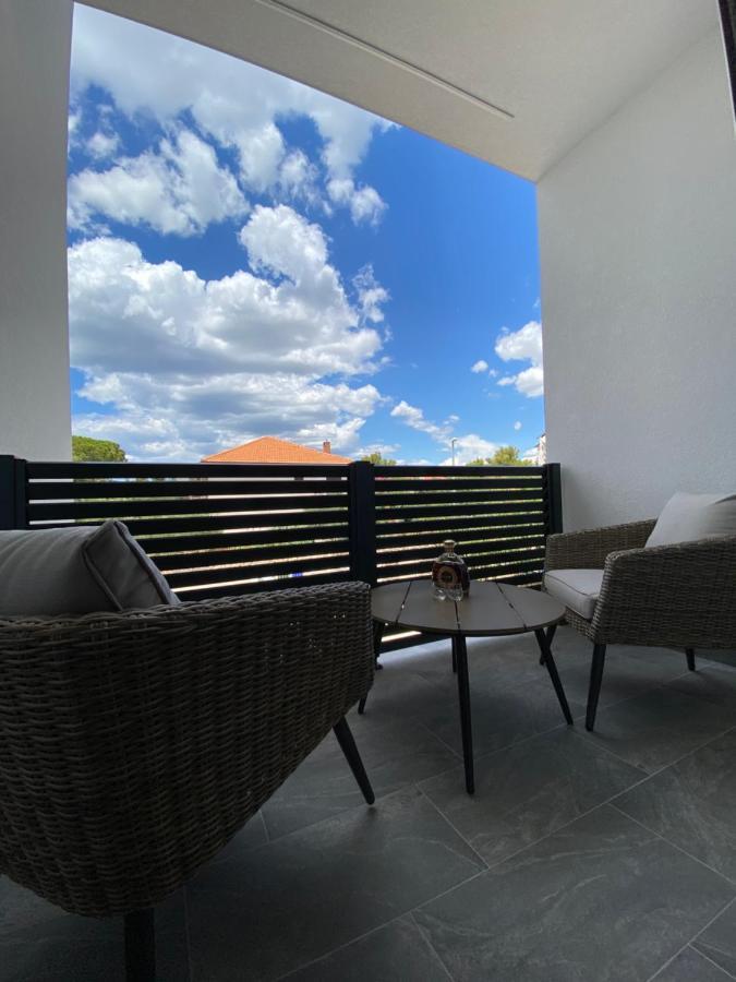 Apartmani Kumenat Biograd Na Moru Exteriör bild